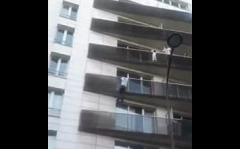 VIDEO Scala a mani nude 4 piani di un palazzo e salva un bambino. Cittadinanza onoraria francese per Mamadou Gassama