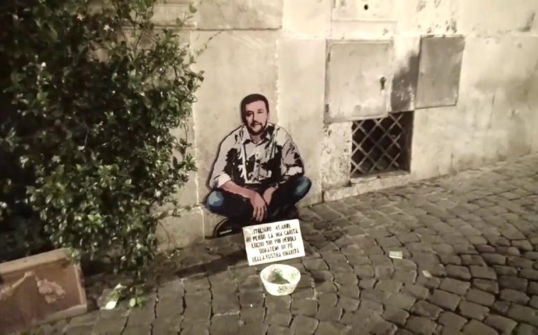 “Matteo Salvini mendicante che ha perso la sua carità, lucra sui più deboli e chiede un po’ di umanità”. Questa l’opera provocatoria dello street artist Sirante a Roma