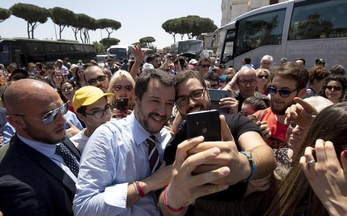 Salvini insultato per il selfie con il maltempo: “Non sei in gita”