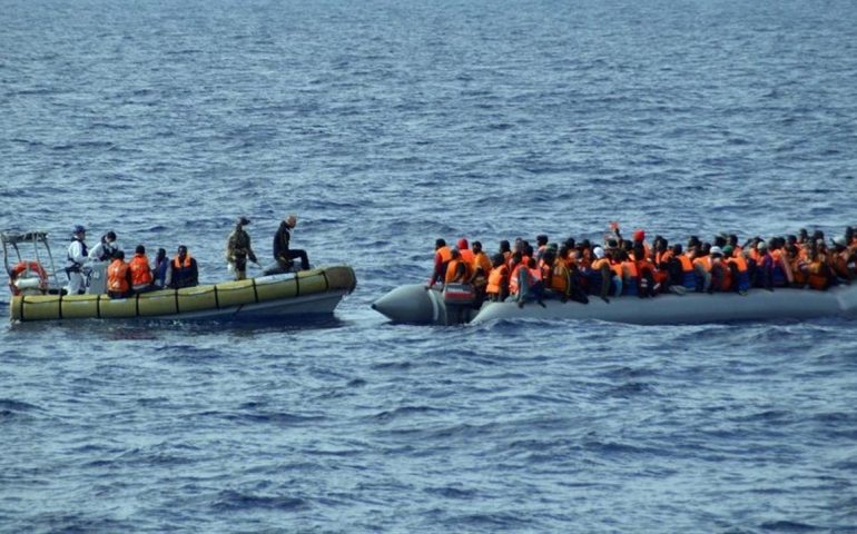 Migranti. Barcone in avaria con 100 persone a bordo. E la Sea Watch aspetta lo sbarco