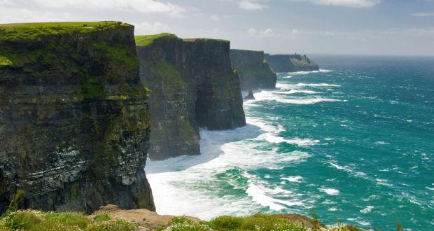 Ancora selfie della morte: 20enne precipita dalle celebri scogliere Cliffs of Moher in Irlanda