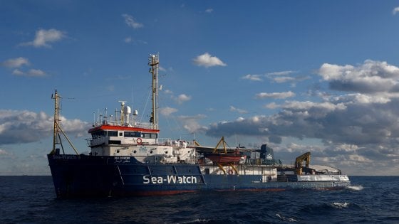 Fine dell'”Odissea” in mare: la Sea Watch attracca al Porto di Catania