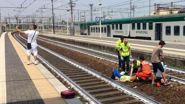 Si scatta un selfie con sullo sfondo una donna appena travolta da un treno