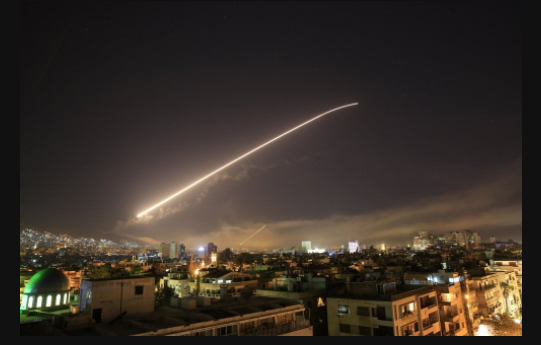 Siria: il cielo sopra Damasco illuminato da missili Usa, Francia e Gran Bretagna