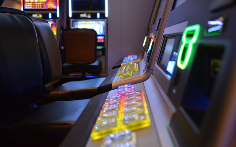 Milano, costringe la figlia 12enne a prostituirsi per avere i soldi per le slot machine
