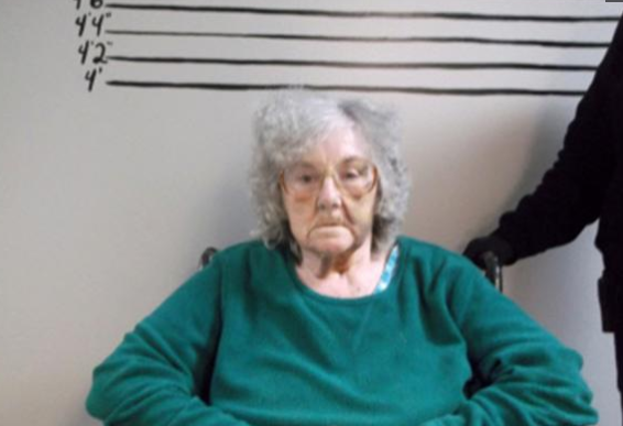 75 anni e in sedia a rotelle: ma era la pusher del quartiere. Arrestata la nonna dello spaccio