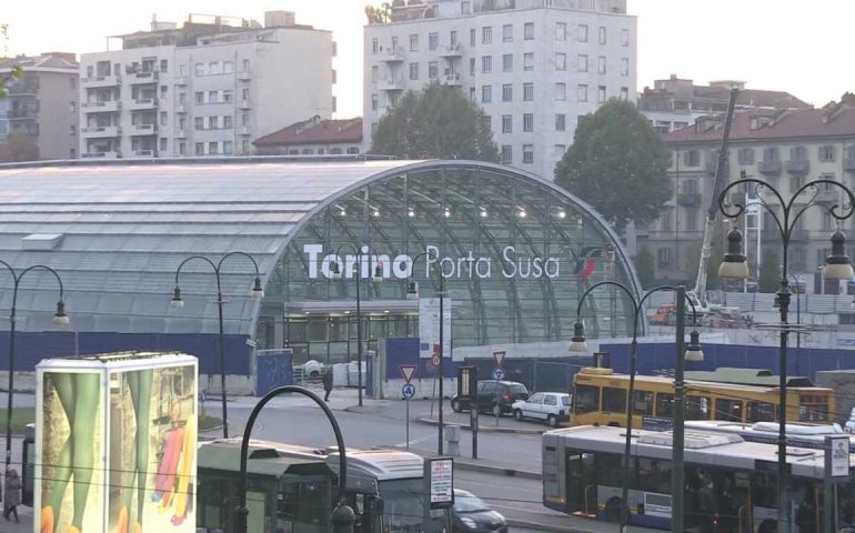 Torino. Coppia accoltellata in strada da due uomini. Dietro il gesto una rivalità amorosa