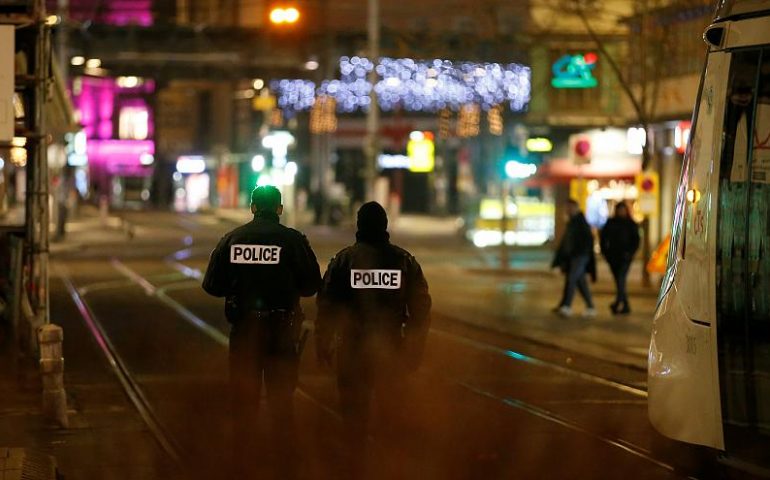 Strasburgo, spari sulla folla ai mercatini di Natale: ci sono morti e feriti