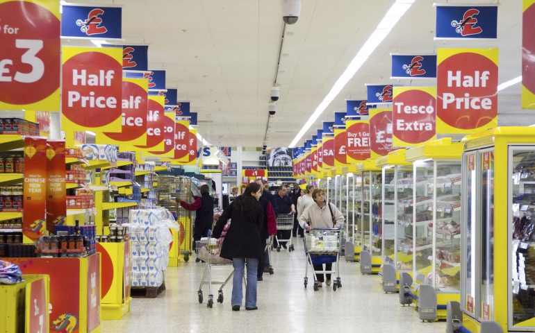 Cibo scaduto in vendita nei supermercati: l’iniziativa di una catena inglese contro gli sprechi