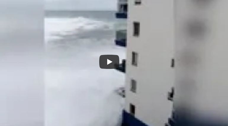 (VIDEO) Tenerife: l’onda gigantesca sradica un balcone