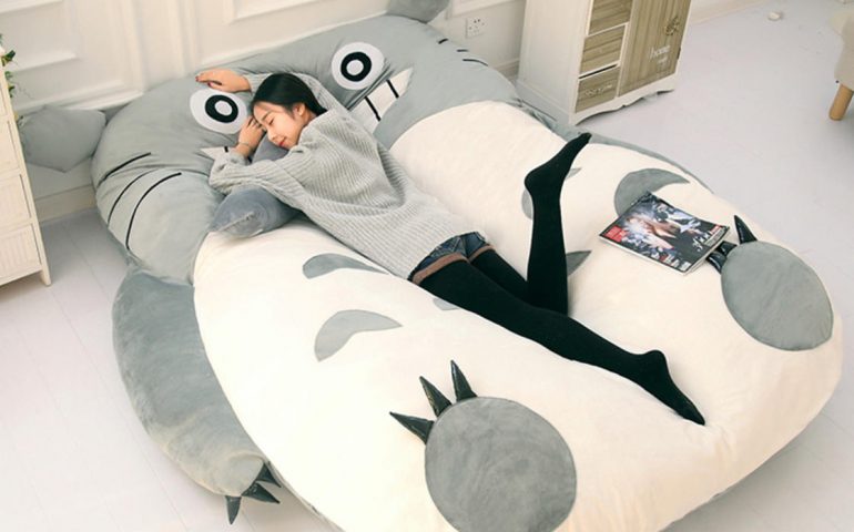 Il regalo più soffice: per un Natale morbidoso c’è il letto di Totoro