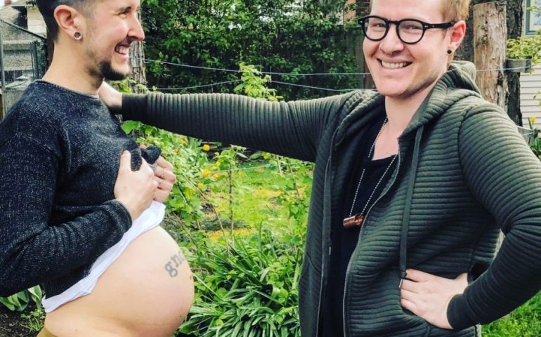 Trystan Reese, transessuale 30enne di Portland (Stati Uniti), ha partorito un bambino. Nato donna, aveva trasformato la sua gestazione in una battaglia per la parità dei diritti delle coppie omosessuali