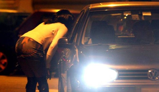 Firenze, paga per un rapporto ma la prostituta è un trans: uomo chiama la polizia per riavere i soldi