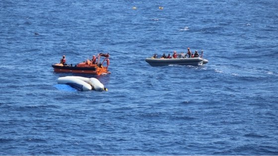 Niente celle frigo nella nave USA: 12 corpi lasciati in mare. I superstiti nel mentre attendono di approdare