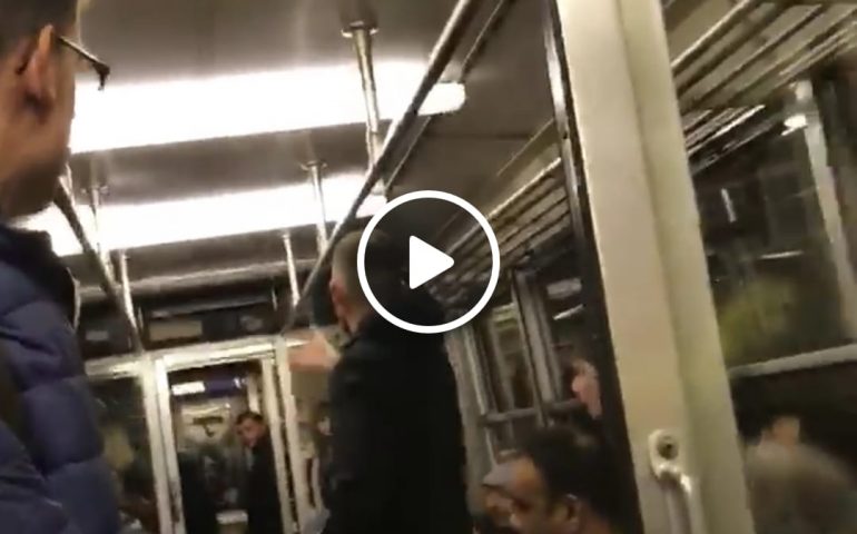 (VIDEO) Napoli, insulti razzisti sul treno, una signora difende un pakistano: “Vergognati razzista ignorante”