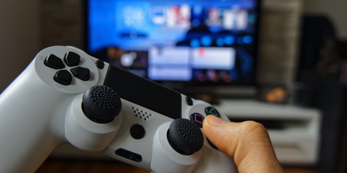 «Basta, ti ritiro i videogiochi»: 11enne, pazzo di rabbia, spara al padre