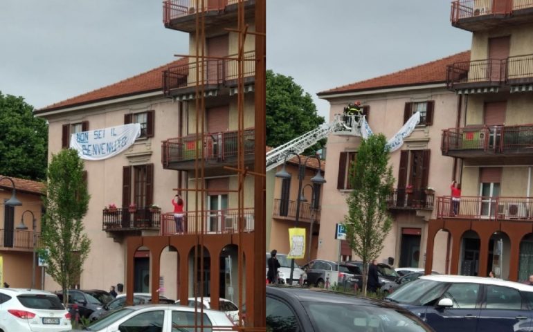 Vigili del fuoco rimuovono striscione anti-Salvini. Infuria la polemica: “Uso improprio delle forze dell’ordine”