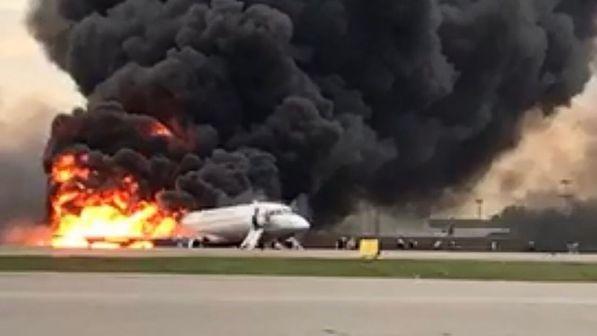 Mosca: aereo va a fuoco durante atterraggio d’emergenza, almeno 13 i morti