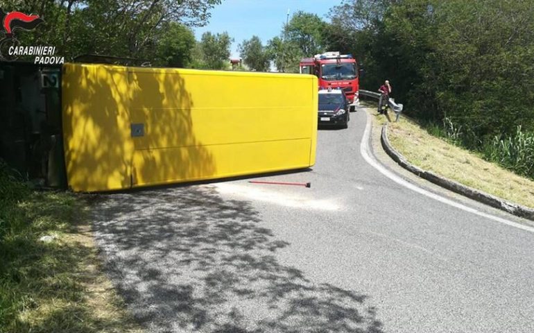 Scuolabus si rovescia: l’autista, ubriaco, tenta la fuga senza soccorrere gli alunni