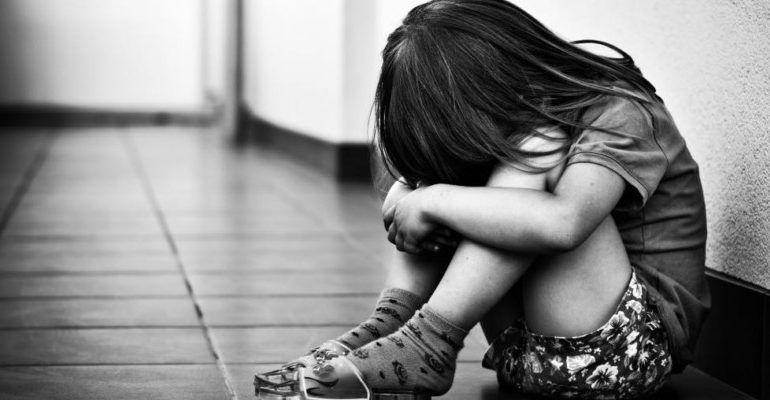 Arrestato pedofilo: portava la figlia di tre anni ai suoi incontri sessuali