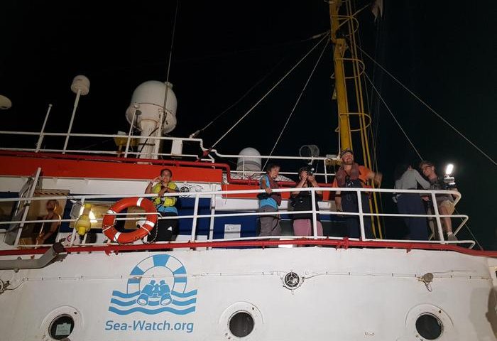 Sea Watch: la nave attracca e il capitano Carola Rackete viene arrestata, rischia 10 anni di carcere