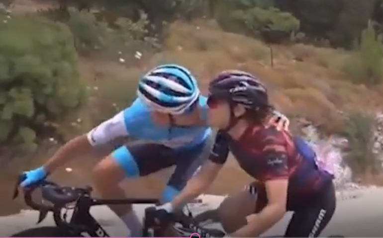 (Video) Un bacio e via. Ai campionati nazionali di ciclismo il sorpasso è romantico