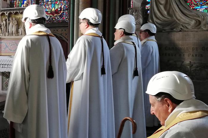 Prima messa a Notre Dame dopo l’incendio: elmetto e pochi fedeli presenti