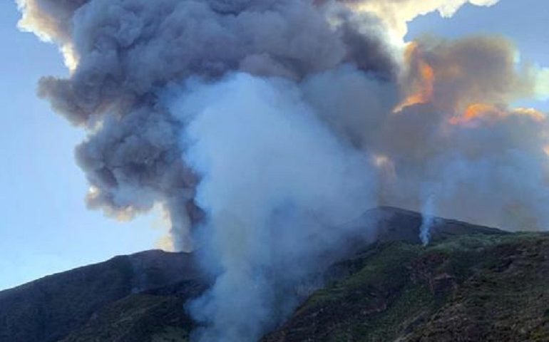 Stromboli: trabocchi di lava ed esplosione di lapilli. Turisti che si gettano in acqua e panico generale