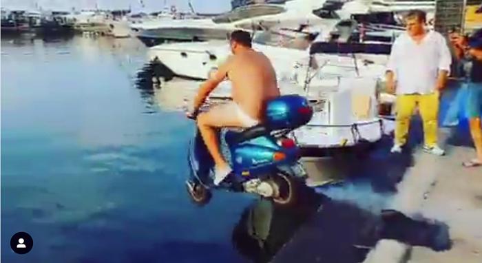 Scooter in acqua per scommessa: ora Balotelli rischia la denuncia