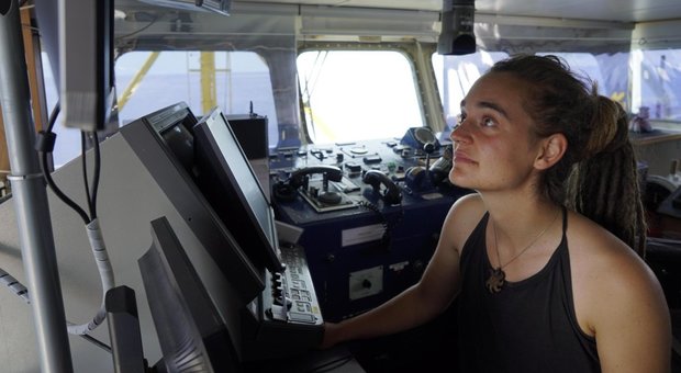 Sea-Watch. Carola Rackete: oggi l’udienza di convalida dell’arresto. Salvini: “Eʼ una criminale”