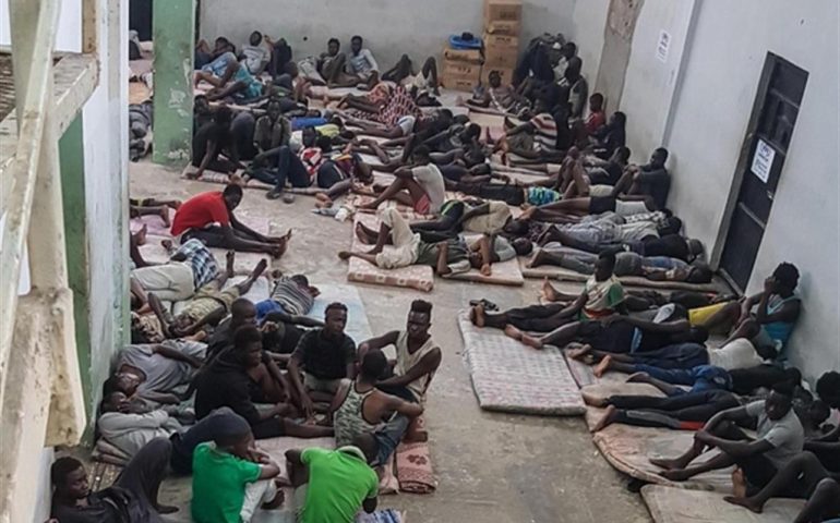 Libia, bombardato un centro di detenzione migranti: morte 40 persone