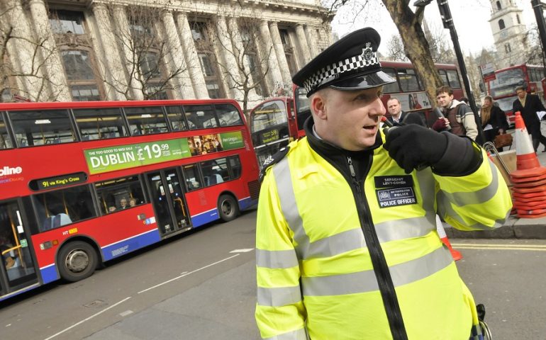 Londra. Diffondono gas nella metro: la polizia cerca due uomini