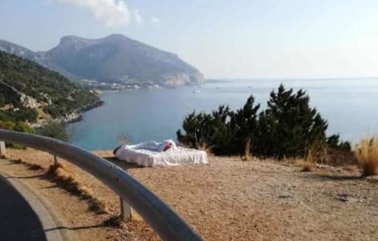 Turisti cafoni in Sardegna: a Dorgali “notte romantica” su letto in piazzola con vista