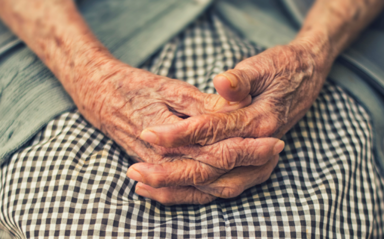Anziana rifiuta l’ultimo posto in terapia intensiva: “Curate chi ha più possibilità di farcela”