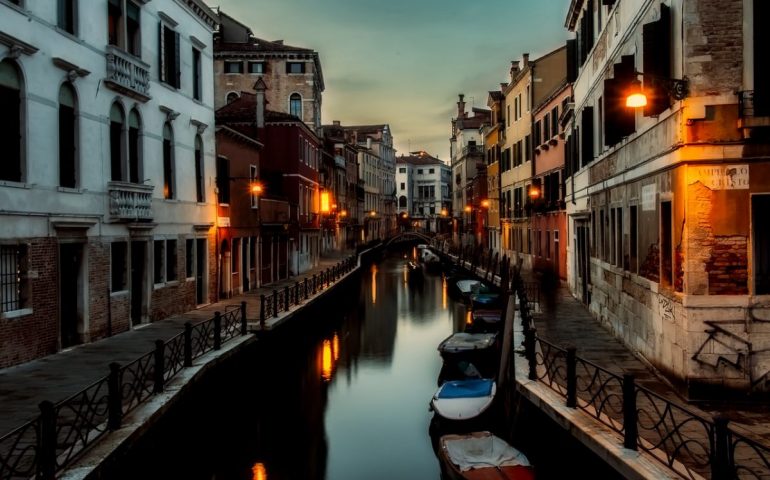 Si tuffano nel canale a Venezia: multa e daspo per due turiste. Poi la scoperta: “Ci sono i topi”