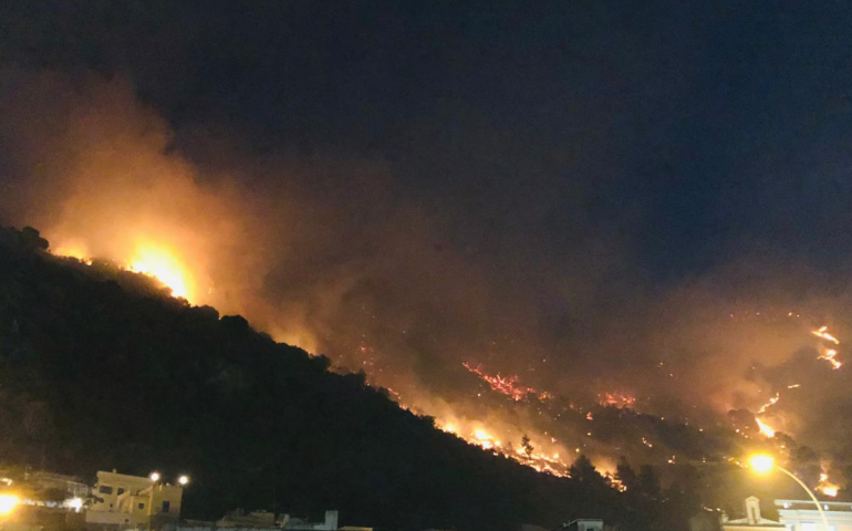 Sarno, distrutta quasi tutta la pineta per un mega incendio: ad appiccarlo dei ragazzini per una bravata