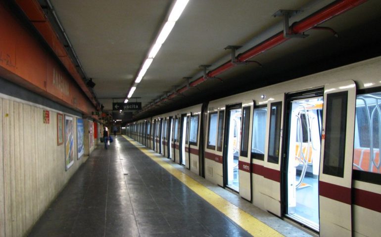 Metro di Roma: accoltella al collo un vigilante, gli prende la pistola e si spara in testa