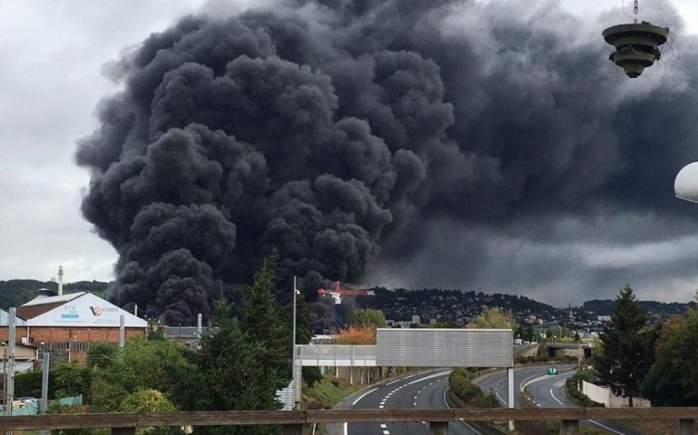 Francia: gigantesco incendio in impianto chimico. Senna a rischio inquinamento