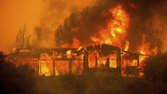 Inferno di fuoco a Los Angeles: evacuate 100mila persone, 23mila case coinvolte