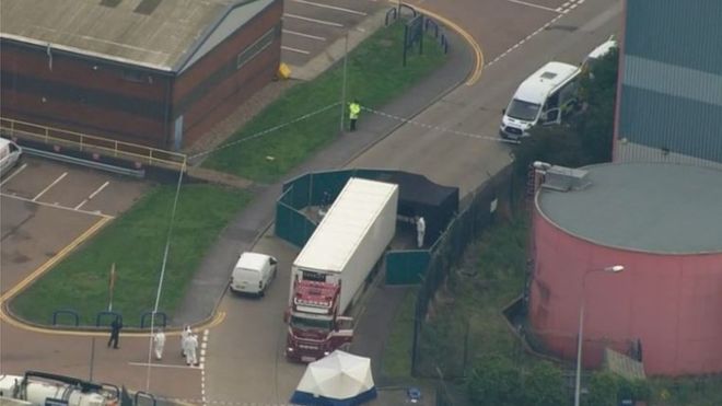 Orrore in Inghilterra: trovati 39 cadaveri in un container. Si sospetta si tratti di migranti