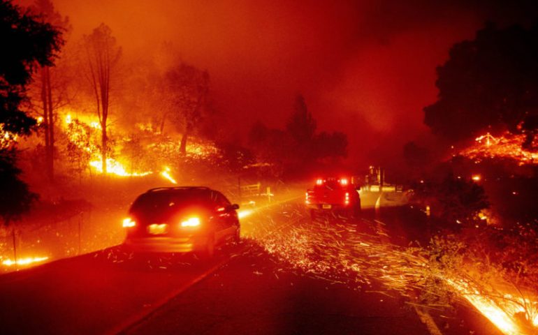 California in ginocchio: per la prima volta dichiarato allarme rosso estremo per gli incendi