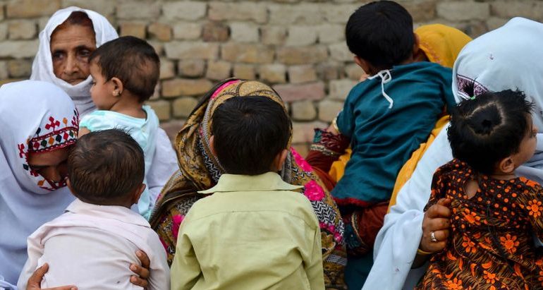 Orrore in Pakistan: pediatra usa la stessa siringa per vaccinare. Infettati da Hiv 900 bambini