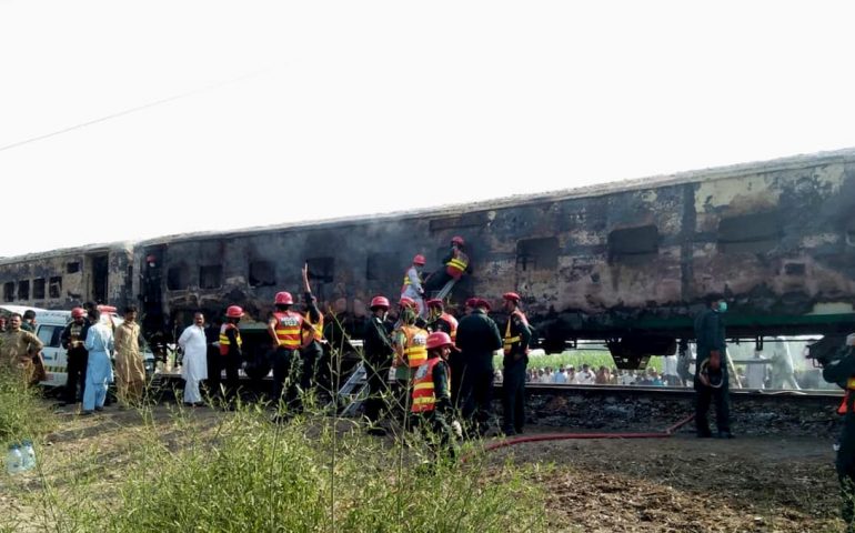 Pakistan: in treno accendono un fornello a gas e va a fuoco tutto. Almeno 67 i morti