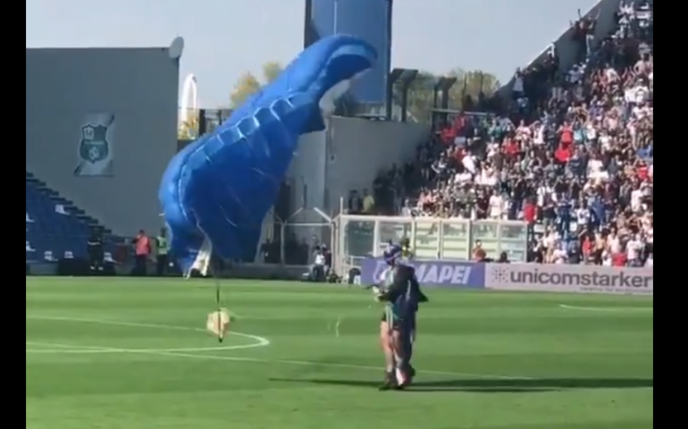 Sassuolo-Inter. Atterra a centrocampo nel bel mezzo della partita: paracadutista fermato dalla sicurezza