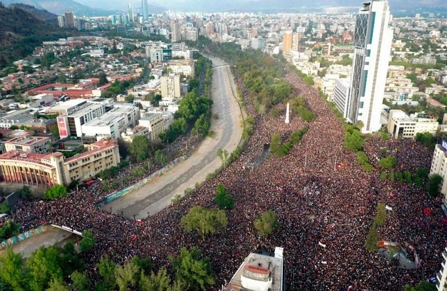 Cile, un milione di persone per le strade di Santiago: la protesta continua