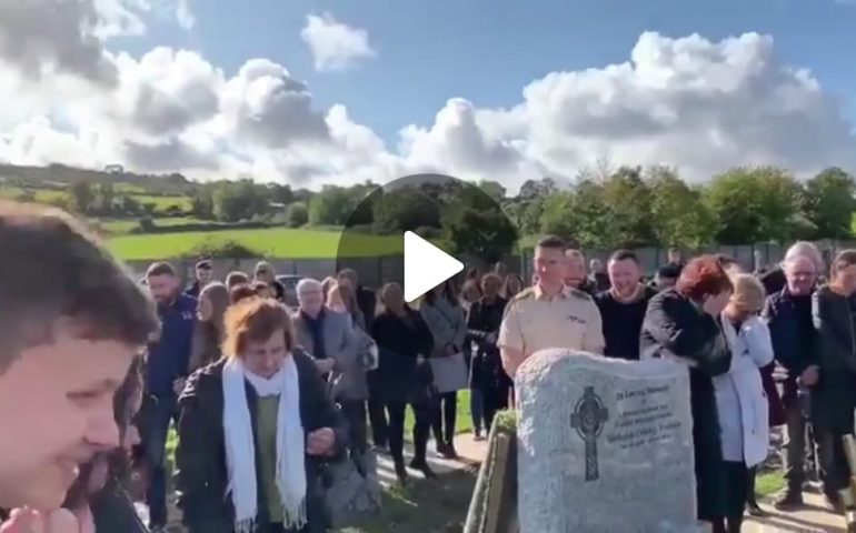 (VIDEO) “Fatemi uscire di qui”: lo scherzo post mortem di un uomo che “parla” dalla bara durante il suo funerale