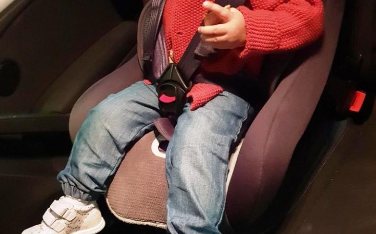 Seggiolino in auto per il bambino, da febbraio sarà obbligatorio il dispositivo anti-abbandono