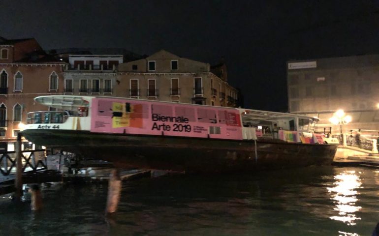 (VIDEO) Quasi due metri di acqua alta a Venezia: due morti e tantissimi disagi
