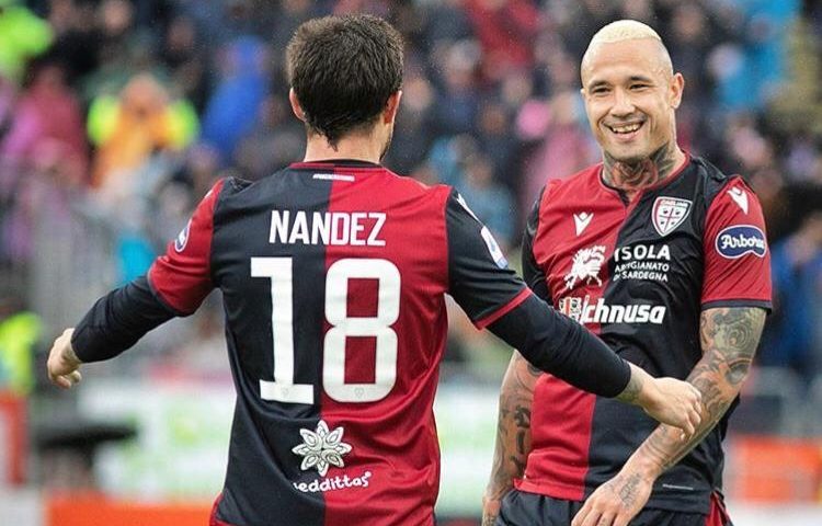 I giocatori del Cagliari Nainggolan e Nandez festeggiano un goal.