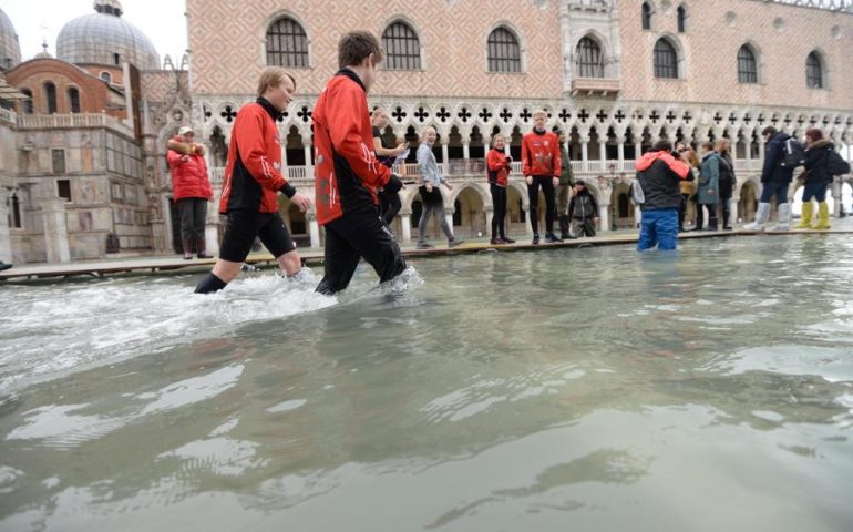 Venezia: la marea si ritira dopo il picco di 150 centimetri, ingentissimi i danni